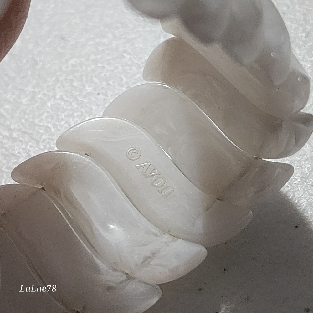 Avon White Stretch Bracelet - Picture 9 of 10